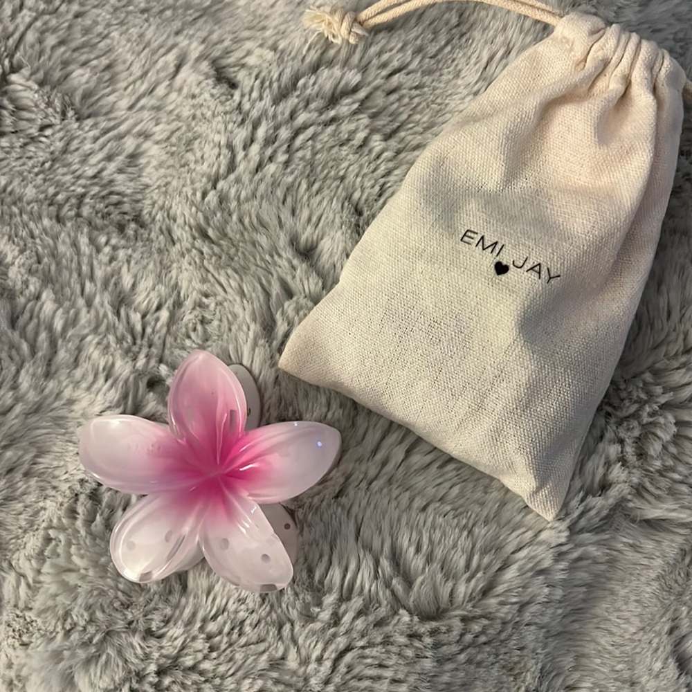 Emi Jay clip flower